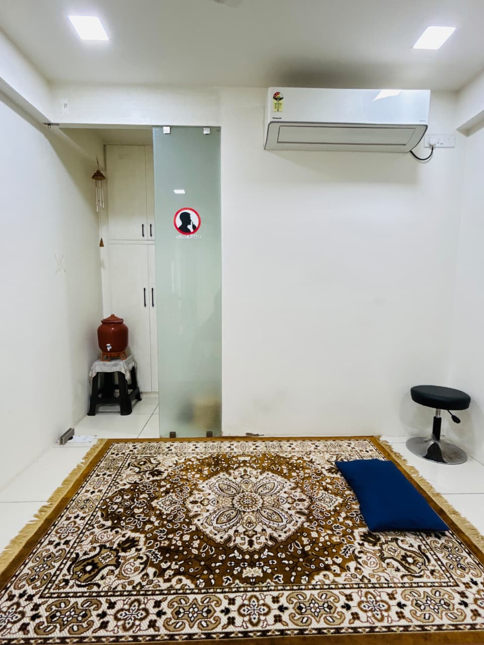 Neurotherapy treatment room with therapy table and equipment